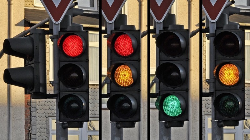 Semaforo giallo? Si rallenta! Multa da rosso valida anche se l&rsquo;avviso &egrave; minimo