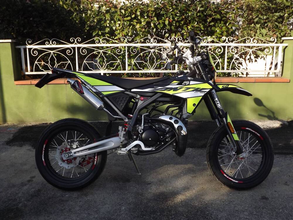 Fantic Motor Motard 50 Performance 2t (2020) (2)