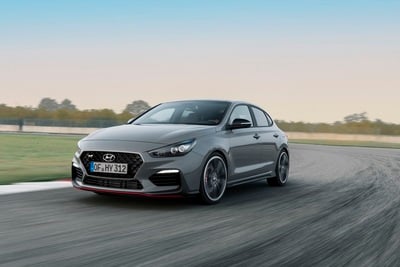 Hyundai i30 Fastback N, grinta da vendere e quanto divertimento [Video]