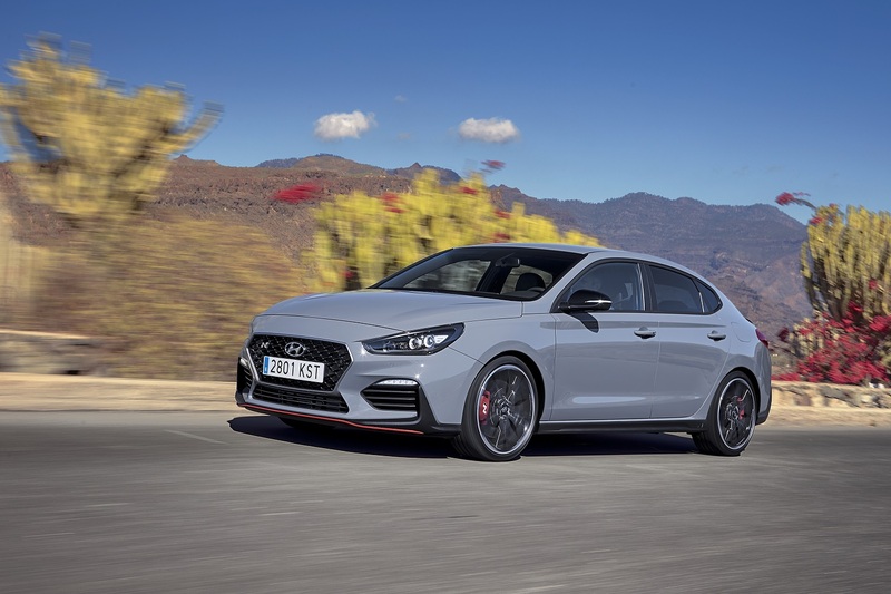 Non passa molto prima che la i30 Fastback N ci faccia spuntare, di nuovo, quel sorriso a met&agrave; tra l&rsquo;ebete e il compiaciuto