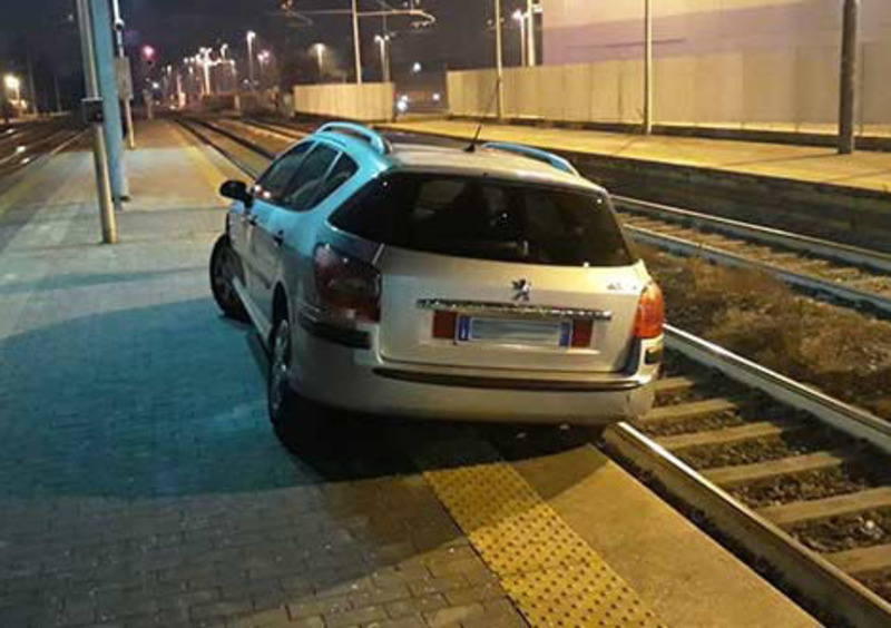 Ubriaco entra in stazione con l&#039;auto e finisce sui binari