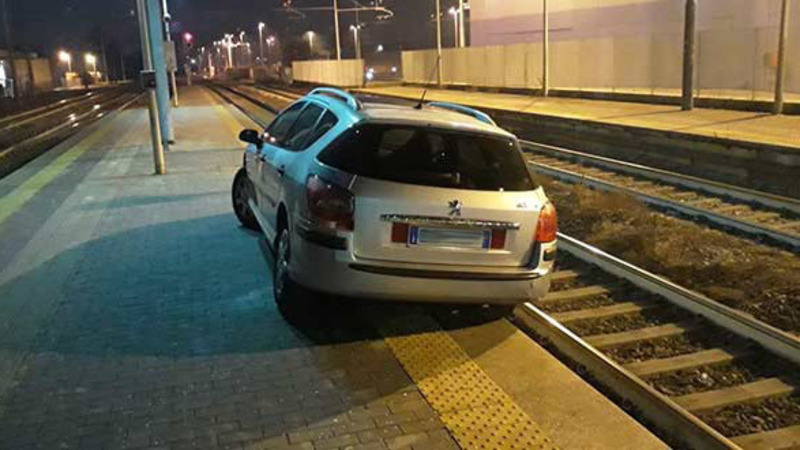 Ubriaco entra in stazione con l&#039;auto e finisce sui binari