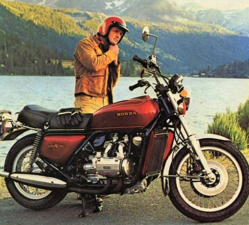 Il primo quattro tempi di serie raffreddato ad acqua dell&rsquo;era moderna (dopo gli anni Cinquanta, insomma) &egrave; stato il quadricilindrico boxer della Honda GL 1000, entrato in produzione nel 1975. A rendere necessario tale tipo di refrigerazione non era una elevata potenza specifica, ma l&rsquo;architettura costruttiva