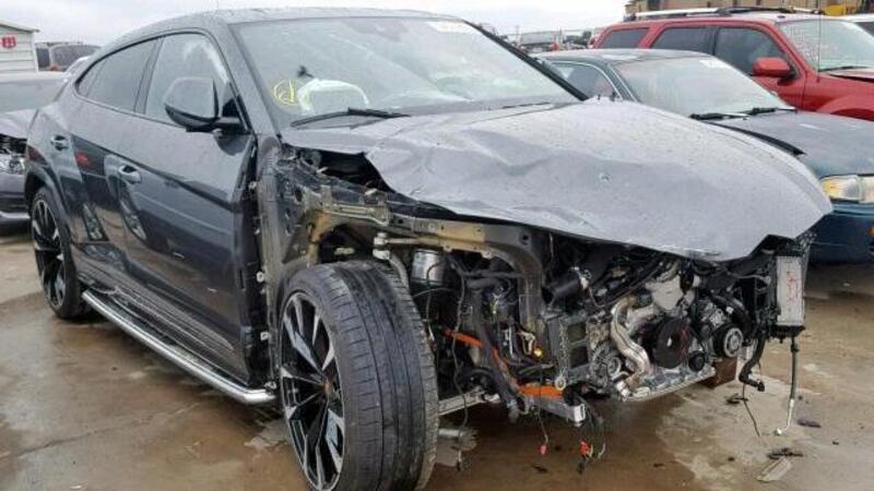 Lamborghini Urus: crash con 1.200 km, in vendita a 115.000 dollari