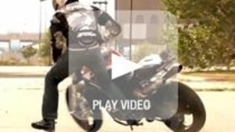 Stunt: Aaron Colton e la sua Ducati Monster