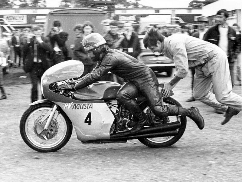 Giacomo Agostini in sella alla MV Agusta