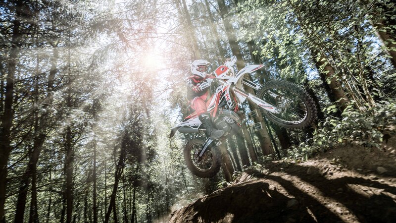 Bridgestone presenta i Battlecross E50, pneumatici dedicati alle competizioni Enduro