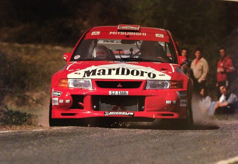 Abbiamo provato il brivido della Mitsubishi Lancer Evo 6 guidata dalla leggenda Tommi Makinen