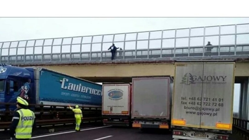 Paura in Autostrada: vuole gettarsi da ponte ma colonne di camion lo fanno desistere