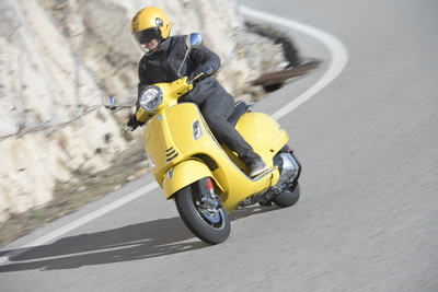 Piaggio Vespa GTS 300 HPE. Tipa da spiaggia