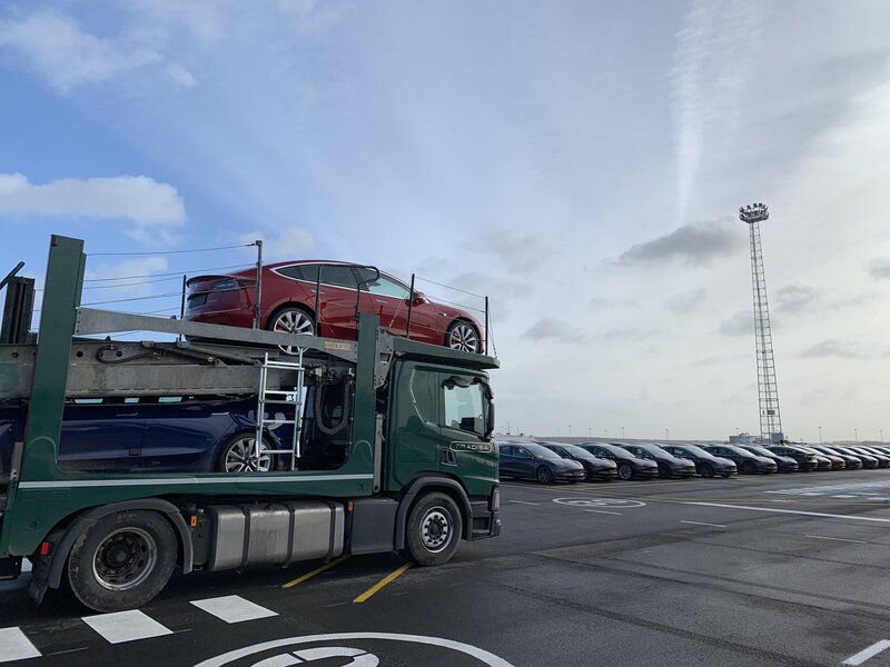 Prime Tesla Model 3 in Europa. Saranno poi i primi e-Sprinter ad andare in USA?