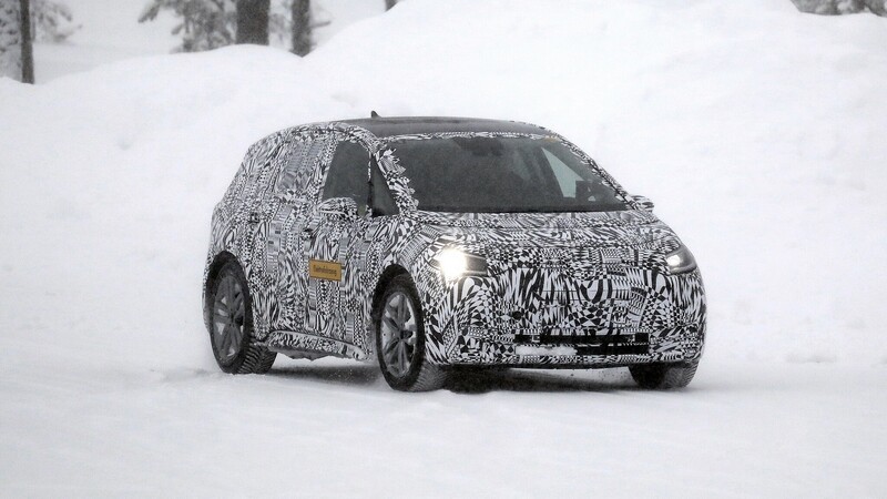 Volkswagen I.D. Neo, le foto spia dell&rsquo;elettrica sulla neve