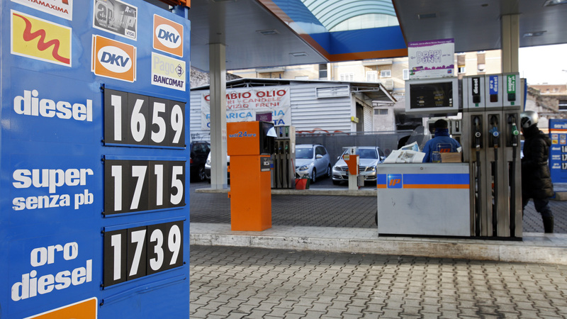 Milano, quanto costa la benzina? Guerra dei prezzi