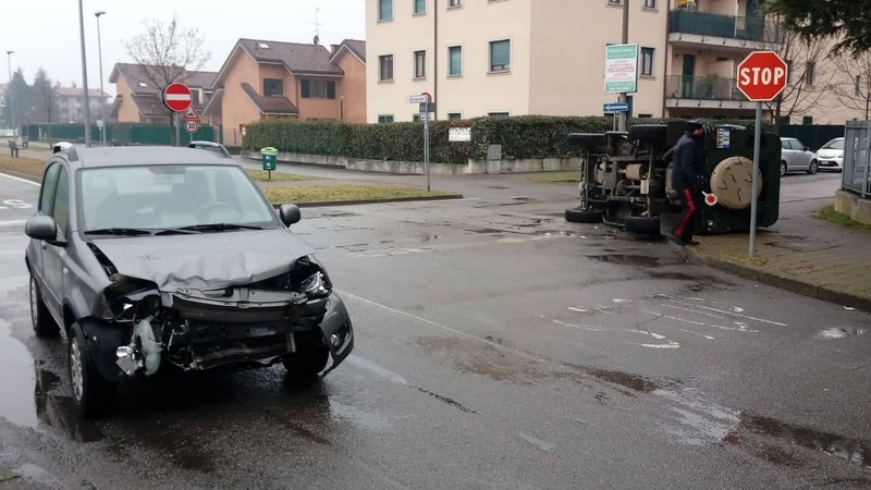 Incidente tra Land-Rover e Panda: &egrave; il Defender che si ribalta