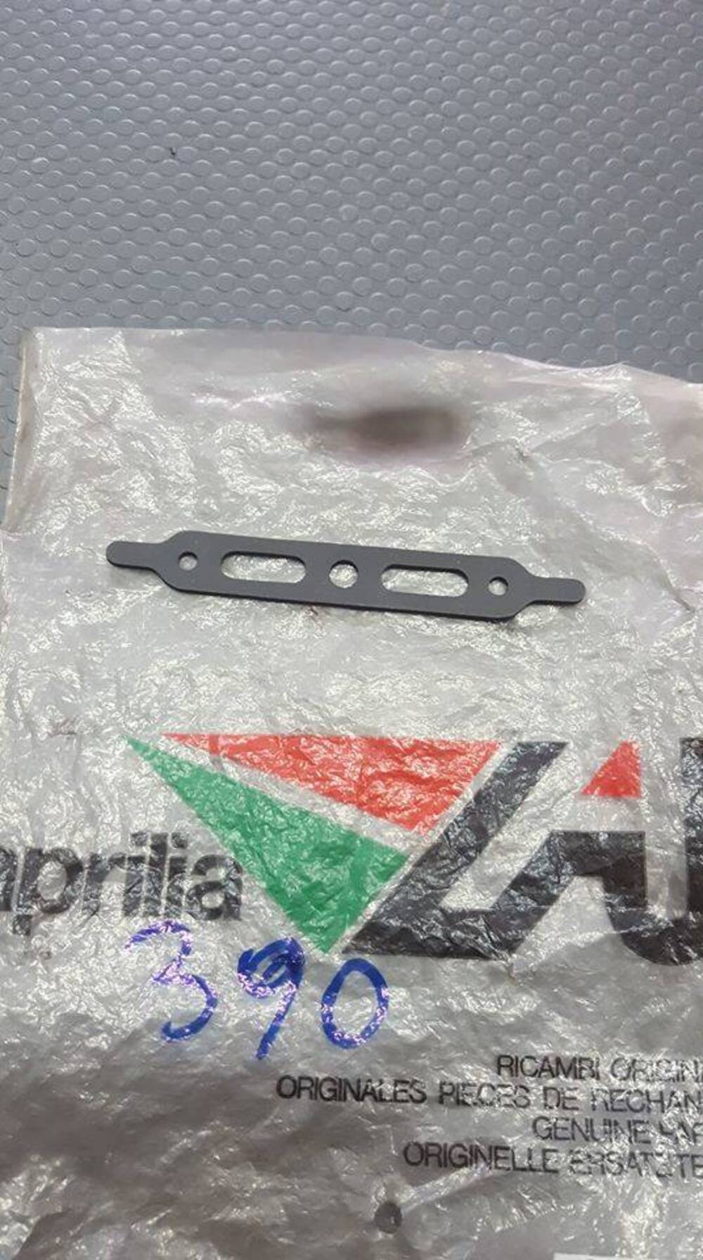 GOMMINO FISSAGGIO COPERCHIO RAVE ROTAX 125 Aprilia