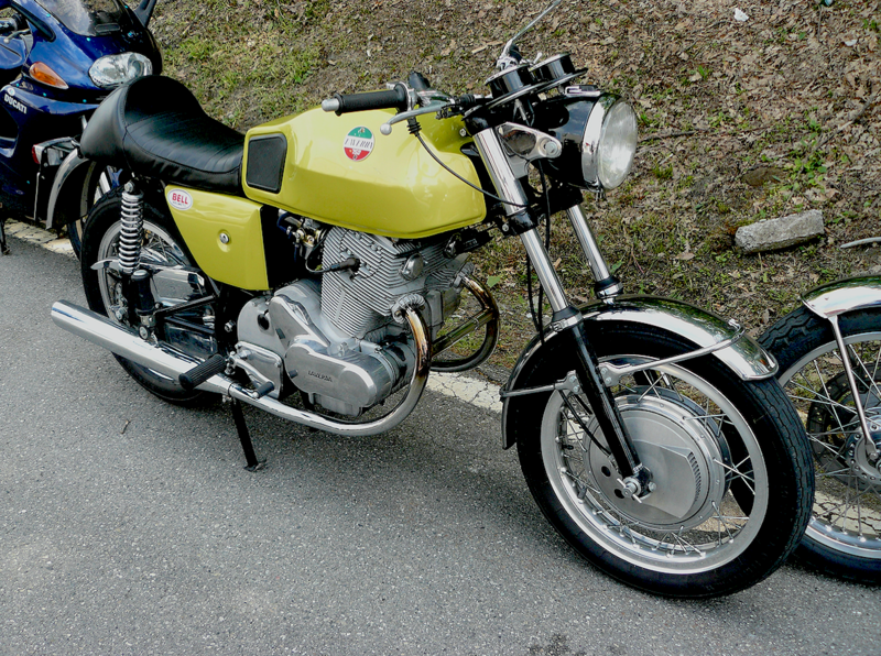 Al Salone di Milano del 1969 la Laverda ha presentato la 750 SF, destinata a ottenere una notevole popolarit&agrave; tra gli appassionati. Quella mostrata nella foto &egrave; la prima versione, con carburatori da 30 mm e tubo compensatore posto nella parte iniziale dei due scarichi