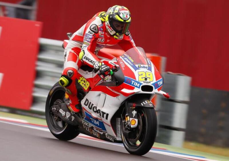 MotoGP. Argentina 2016. Iannone &egrave; il pi&ugrave; veloce nel warm up... bagnato!