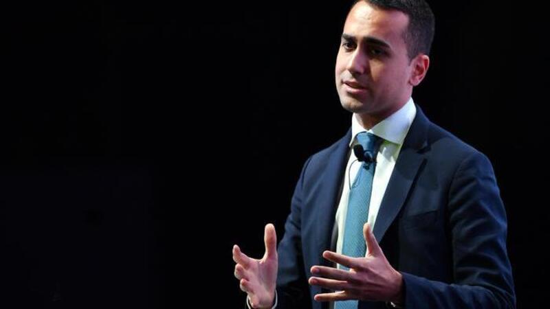 Luigi Di Maio applaude la Alfa Tonale