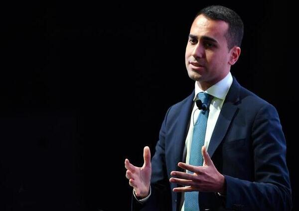 Luigi Di Maio applaude la Alfa Tonale