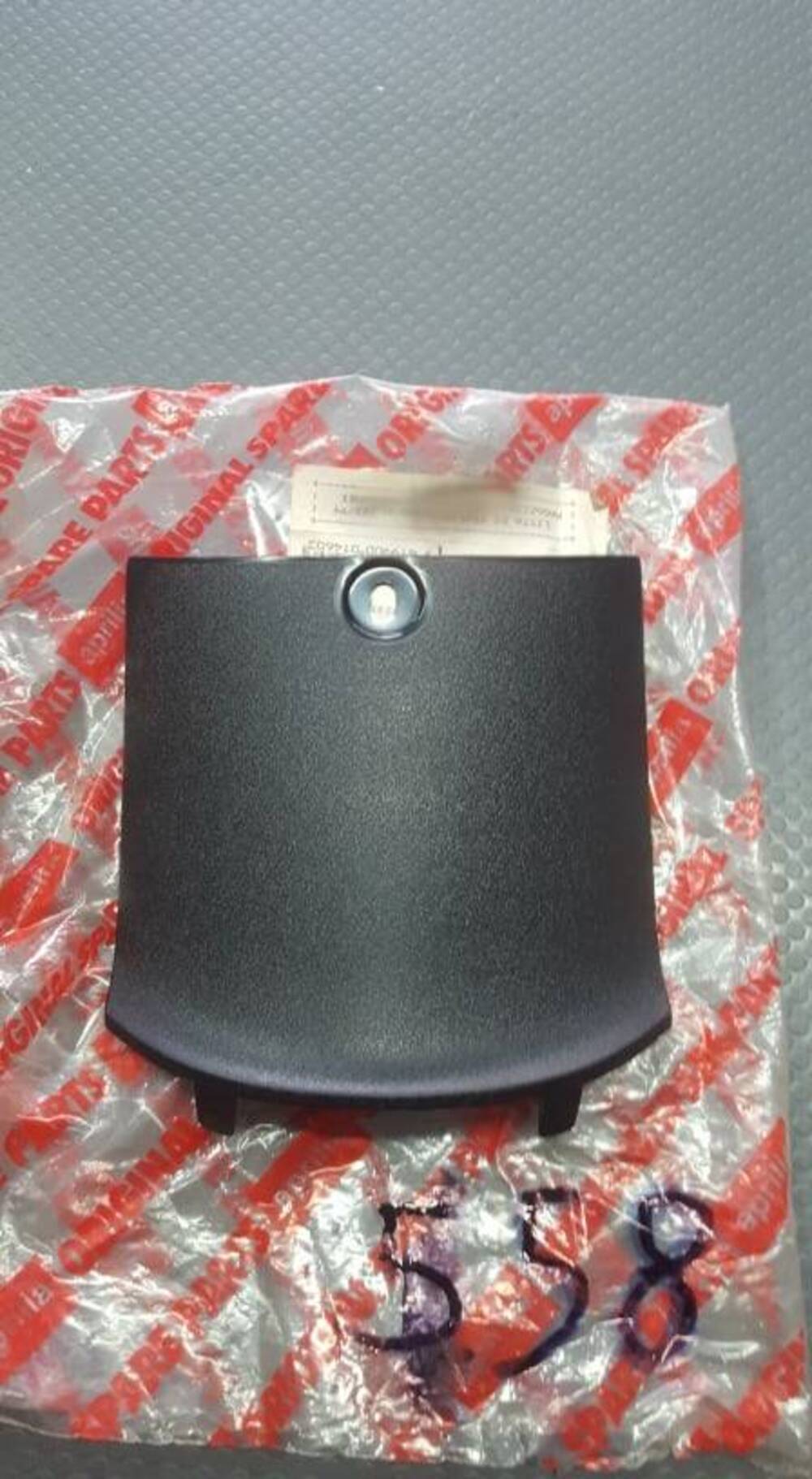 COPERCHIO BATTERIA NERO AMICO 50 Aprilia