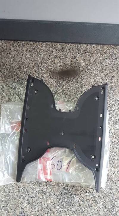 PIANALE POGGIAPIEDI NERO SCARABEO 50 2000 2005 Aprilia