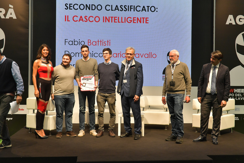 Il secondo classificato del contest, con il casco dotato di realt&agrave; aumentata