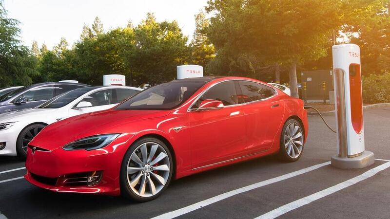 Tesla, con i Supercharger V3 tempi di ricarica dimezzati