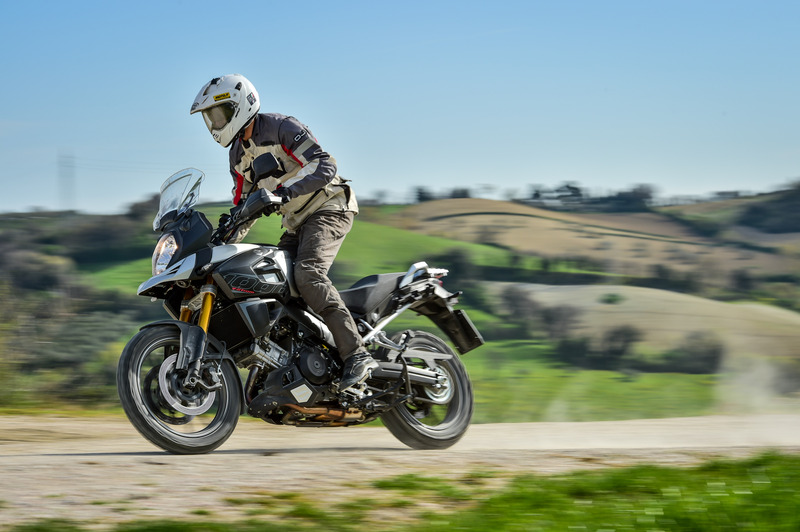 La V-Strom 1000 se l&#039;&egrave; cavata molto bene in offroad, ma il suo terreno preferito resta l&#039;asfalto. Qui &egrave; una delle maxi enduro pi&ugrave; piacevoli in assoluto   