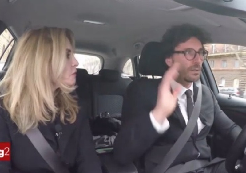 Toninelli sostiene l&#039;auto elettrica, ma compra il diesel [Video]