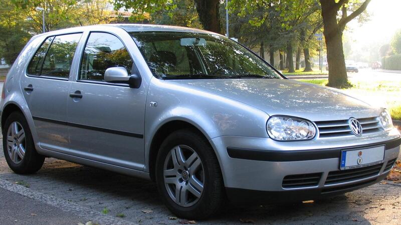 Auto fermata dai carabinieri: libretto e assicurazione OK, ma la patente &egrave; quella per ciclomotori