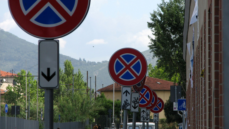 Divieto di sosta, Art. 158 CdS: conoscere il cartello e le regole per evitare la multa