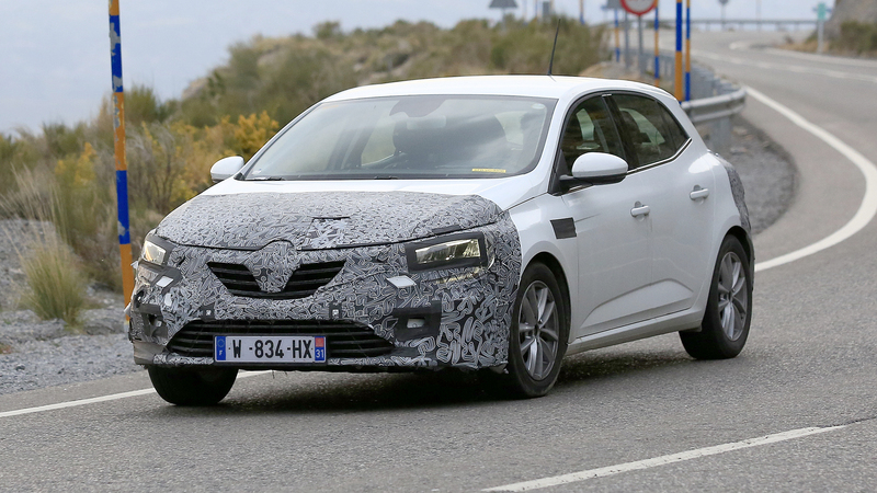 Renault Megane restyling, le foto spia