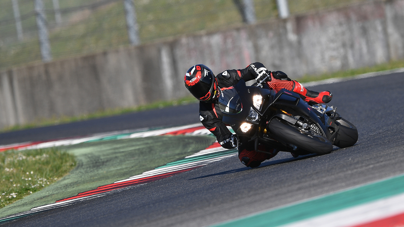 Aprilia RSV4 1100 Factory 2019. Missile ...con le ali