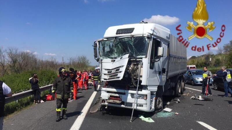 Incidente in A1: camion contro bus con bambini, 6 feriti