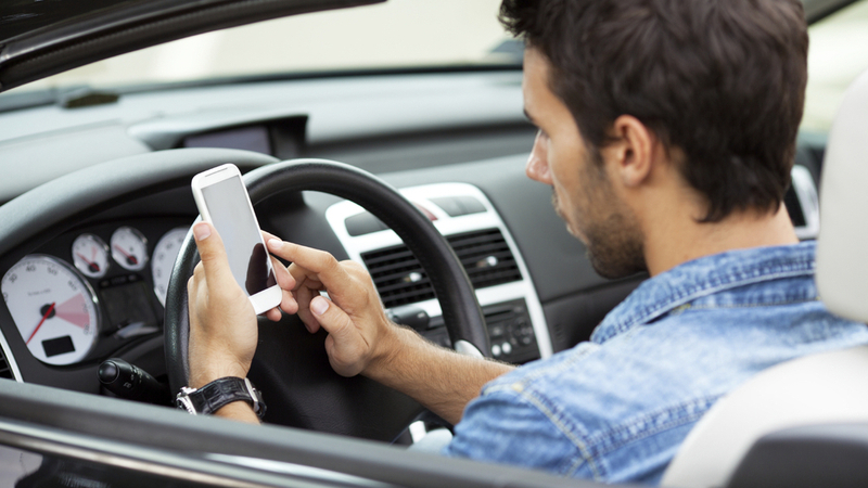 Codice Della Strada, s&igrave; ai 125 in autostrada e patente sospesa per la guida al cellulare