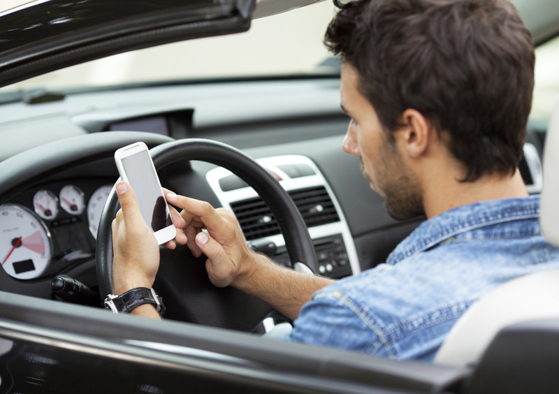 Codice Della Strada, s&igrave; ai 125 in autostrada e patente sospesa per la guida al cellulare