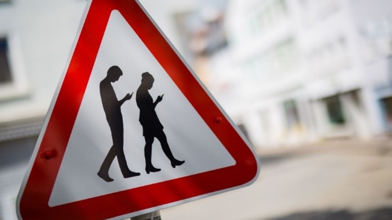 Gli &ldquo;smombie&rdquo;, i pericolosi pedoni malati di smartphone