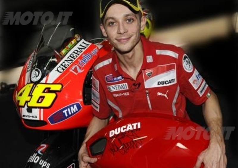 Valentino Rossi autografa una Ducati Monster 696 per Telethon