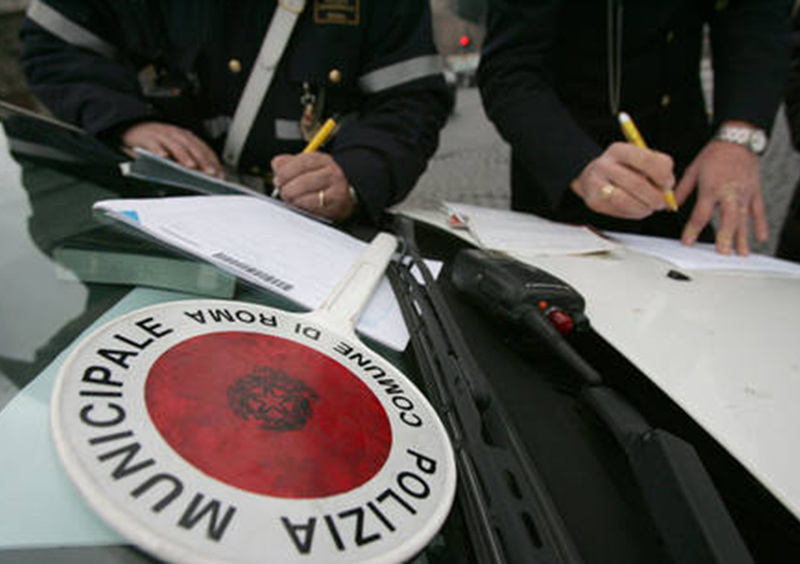 Auto dei Vigili urbani senza assicurazione: sequestrata dai Carabinieri