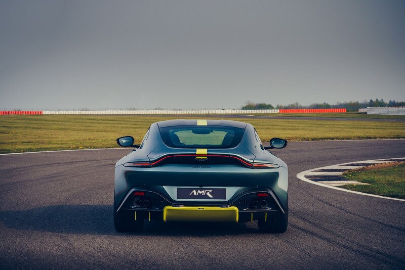 Il posteriore della Aston Martin Vantage AMR nella colorazione Vantage 59