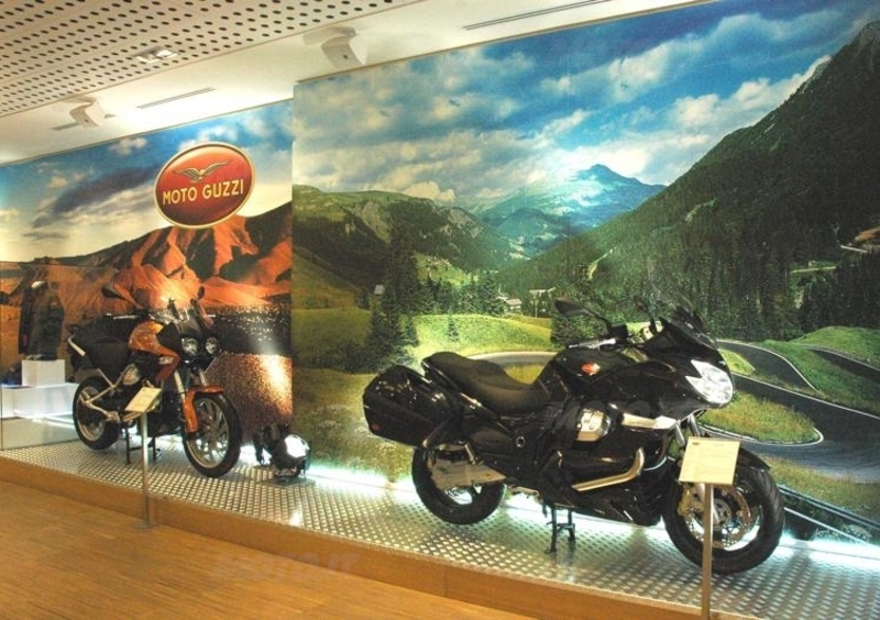  Moto Guzzi Norge GT 8V e Stelvio 8V esposte allo spazio Broletto