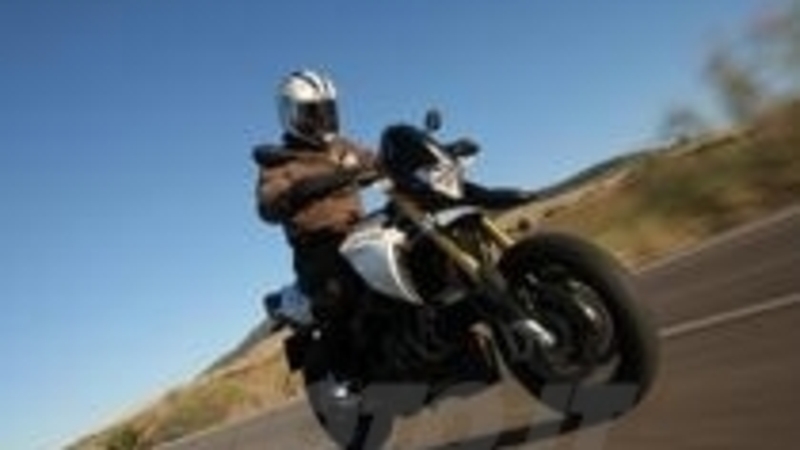 Aprilia Dorsoduro 1200. Iniziano i test ride