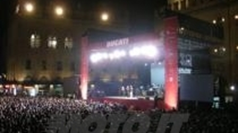 A Bologna 40.000 tifosi in piazza per Rossi, Hayden e la Ducati!