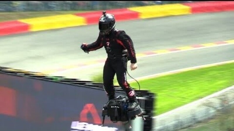 WEC 2019, Spa: pilota vola sopra la griglia di partenza con flyboard [video]