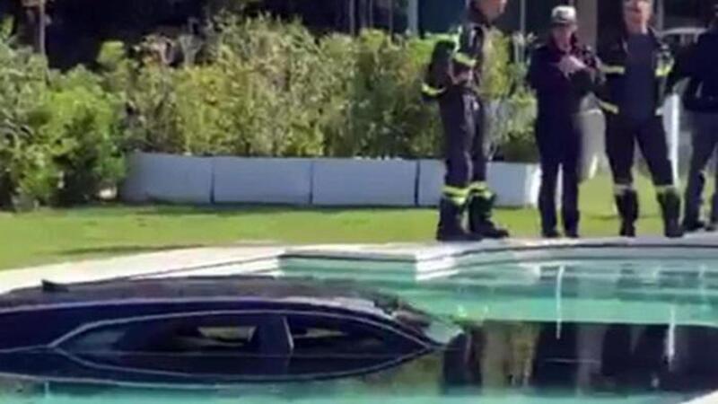 Forte dei Marmi, Cadillac finisce in piscina