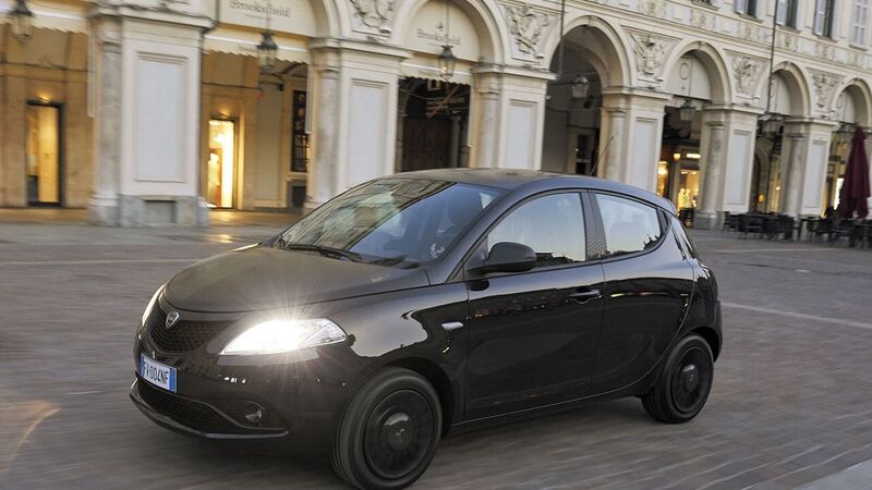 Lancia Ypsilon Black and Noir, la cittadina glamour [Video]