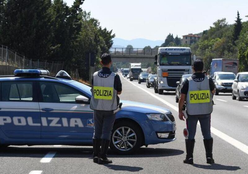 Guidava un TIR sulla A4 di notte: non aveva mai preso la patente 