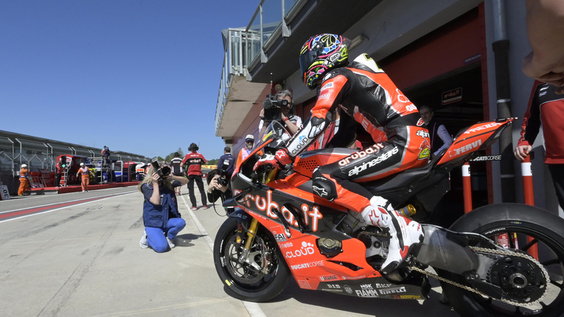 SBK 2019. Davies conquista la Superpole a Imola