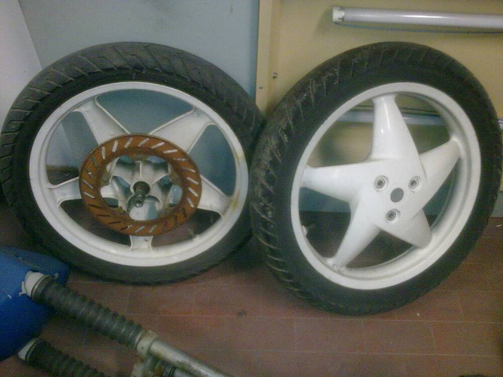 cerchi completi di gomme gilera bullit 50