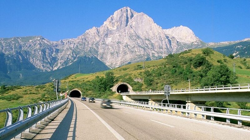 Traforo del Gran Sasso: chiusura il 19 maggio. E&rsquo; bufera